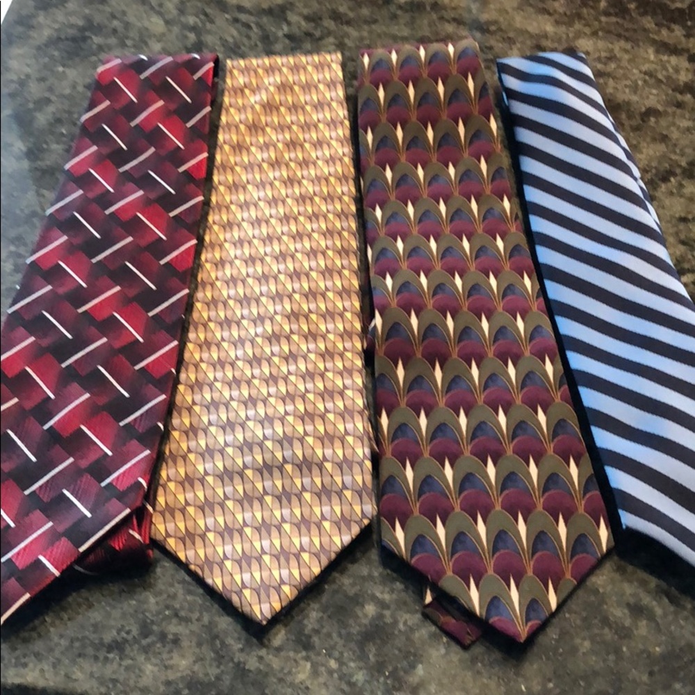 Set of 4 men’s ties. Various colors and designs